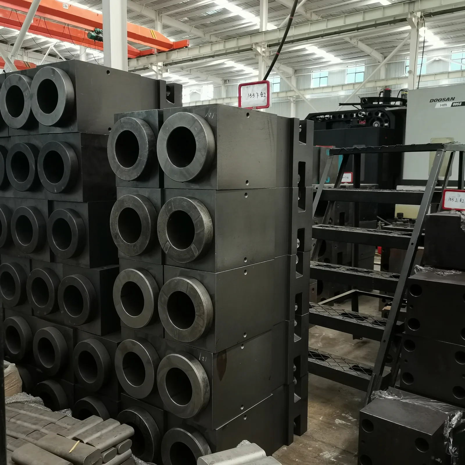 Real LICHI hydraulic breaker front heads in the machining workshop