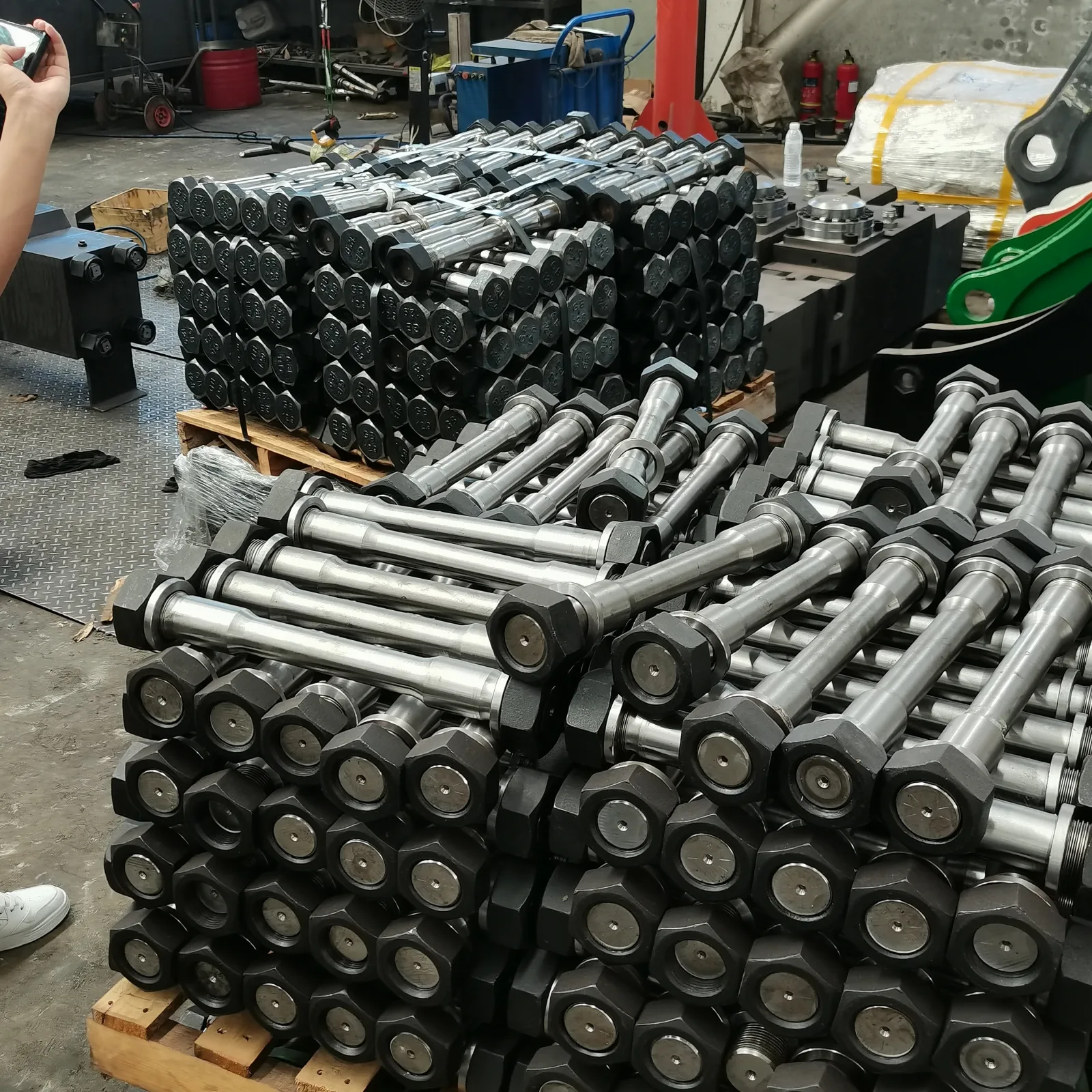Real LICHI hydraulic breaker through bolts prepared in the workshop