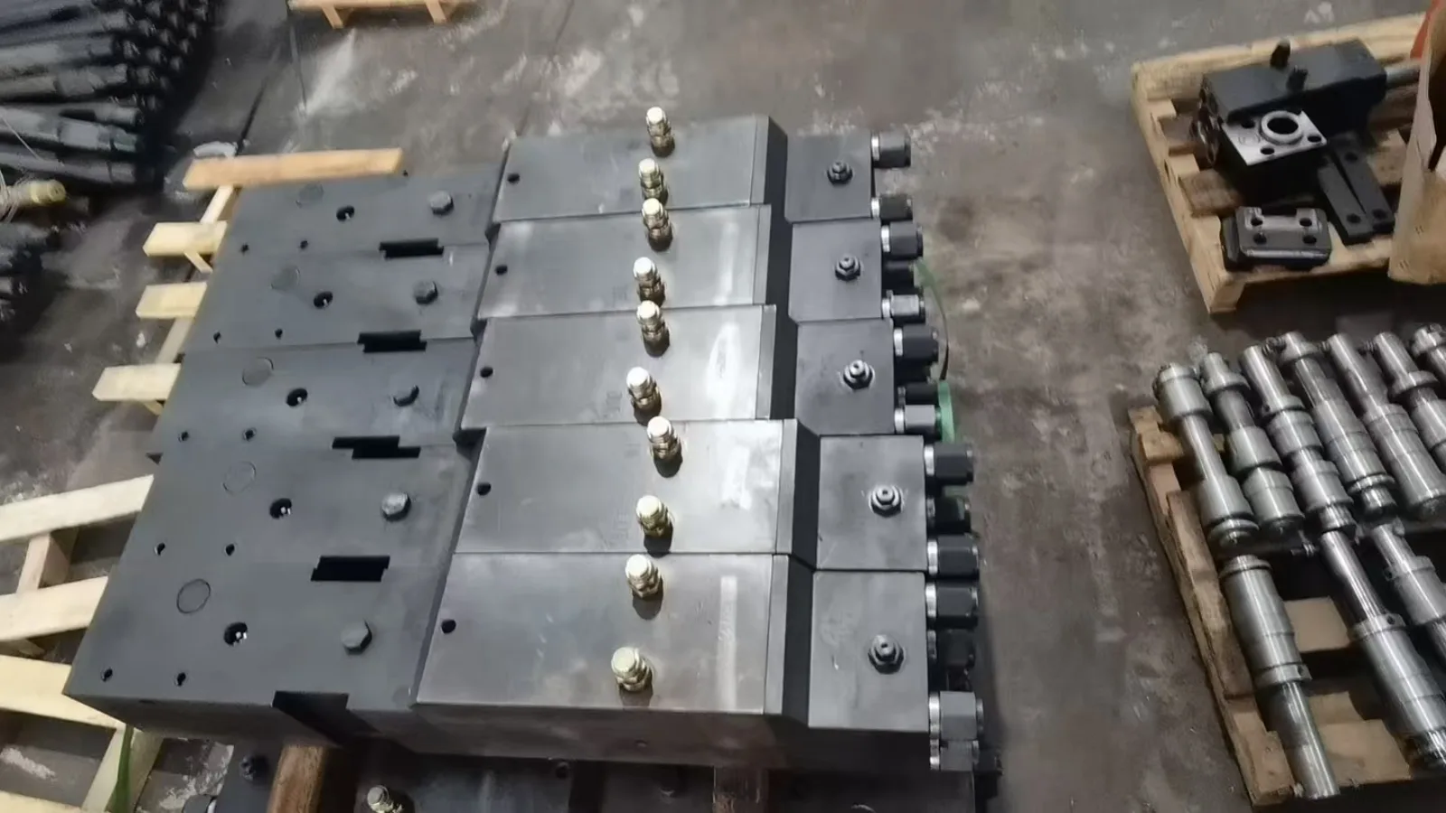 Real LICHI hydraulic breaker valve blocks in the workshop