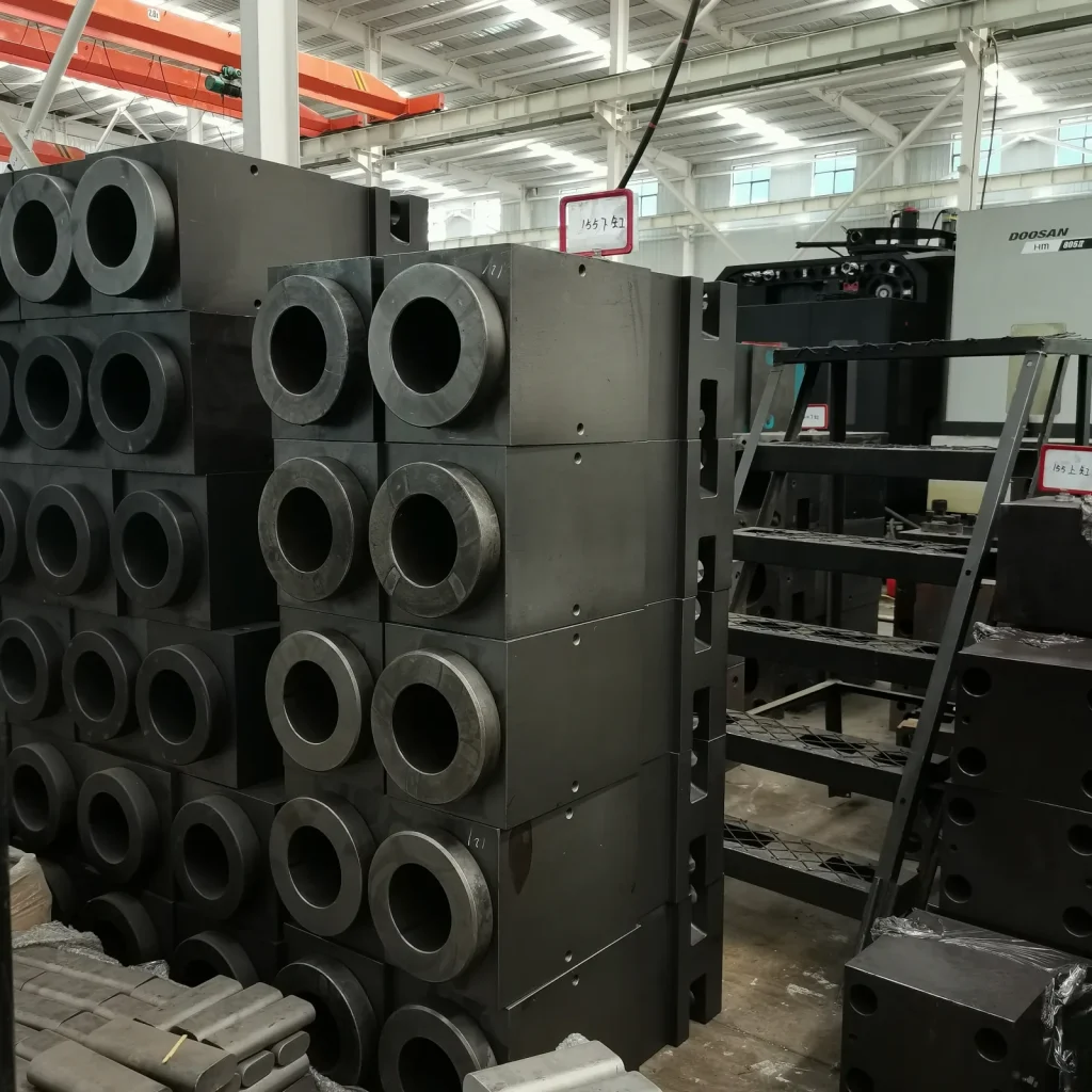 Real LICHI hydraulic breaker front heads in the machining workshop